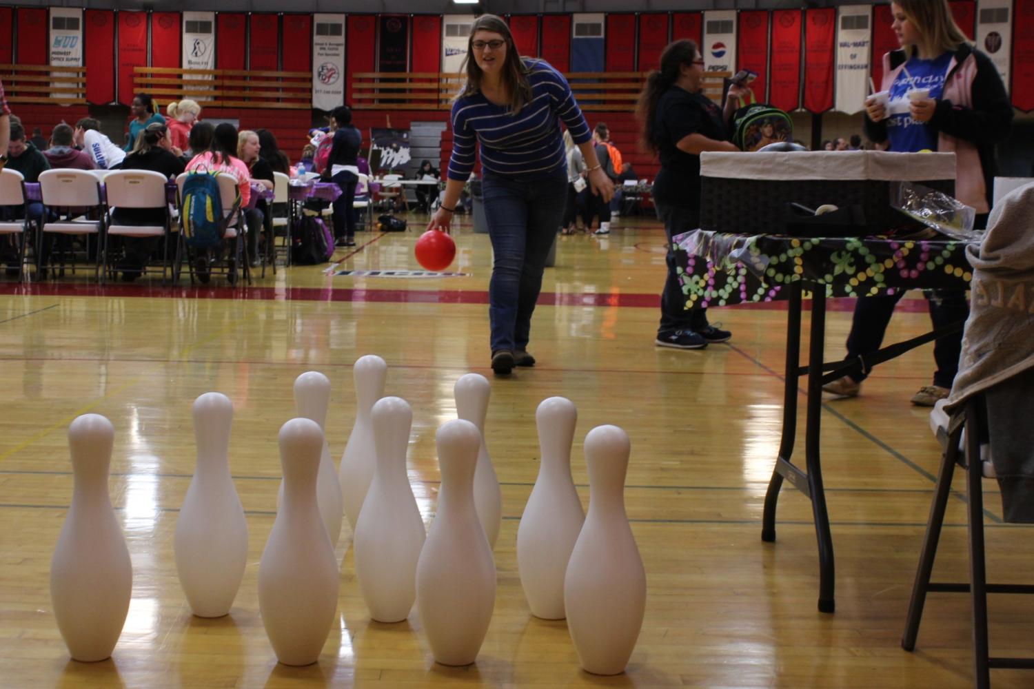 LLC student Jenna Jenkins bowls for a prize at SABs Spring Carnival on May 3, 2017.
