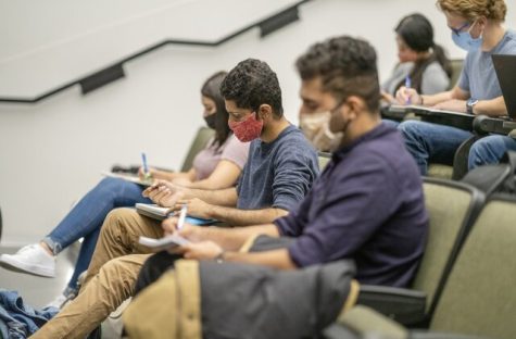 Students wearing masks on campus. Photo retrieved from USNnews.com. 