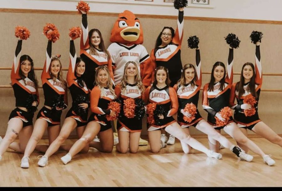 LLCs cheer team poses with Laker Louie. Photo via LLC.