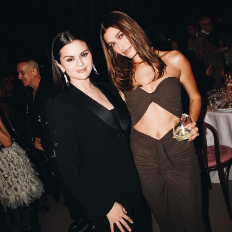 ​​Bieber and Gomez pose together to show that they have squished the beef. Photo via Elle.