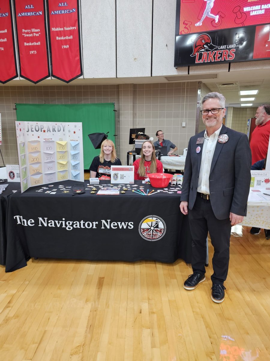 Kailyn, Emma, and President Bullock a the Navigator News both on Welcome Day