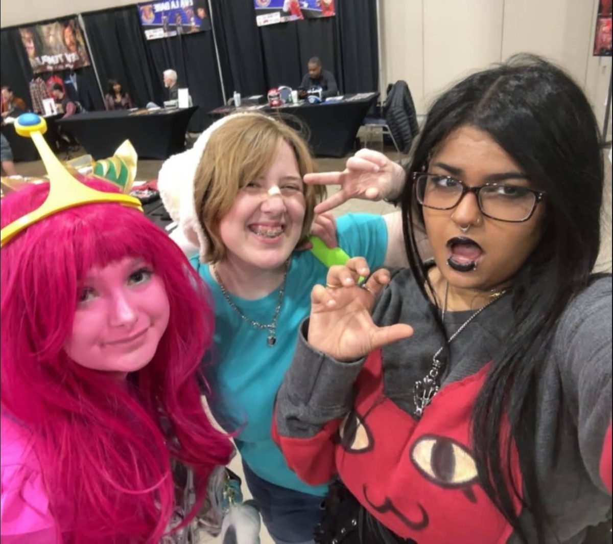 Famed Navigator Reporters Jo Wallace and Gweneth Dunn cosplaying at PeoriaCon 